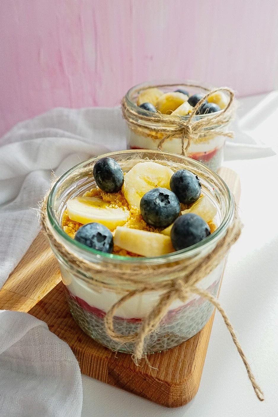 Budinca de chia cu fructe de padure si banane